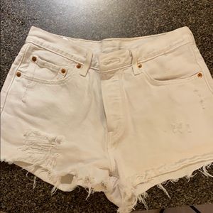 Levi’s white denim shorts 28